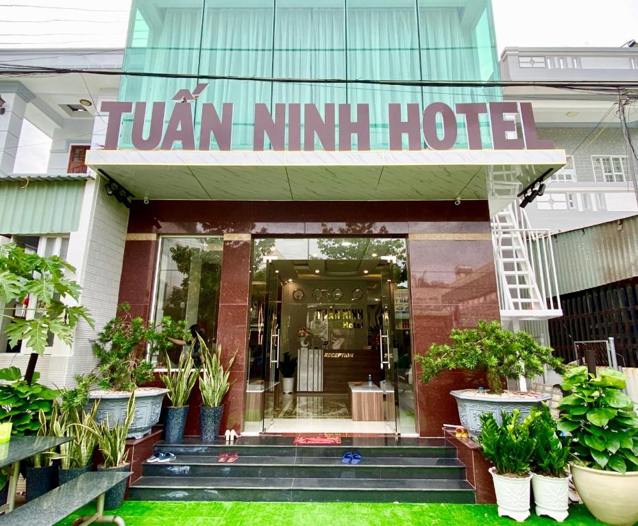 Facaden eller indgangen til Tuấn Ninh Hotel I