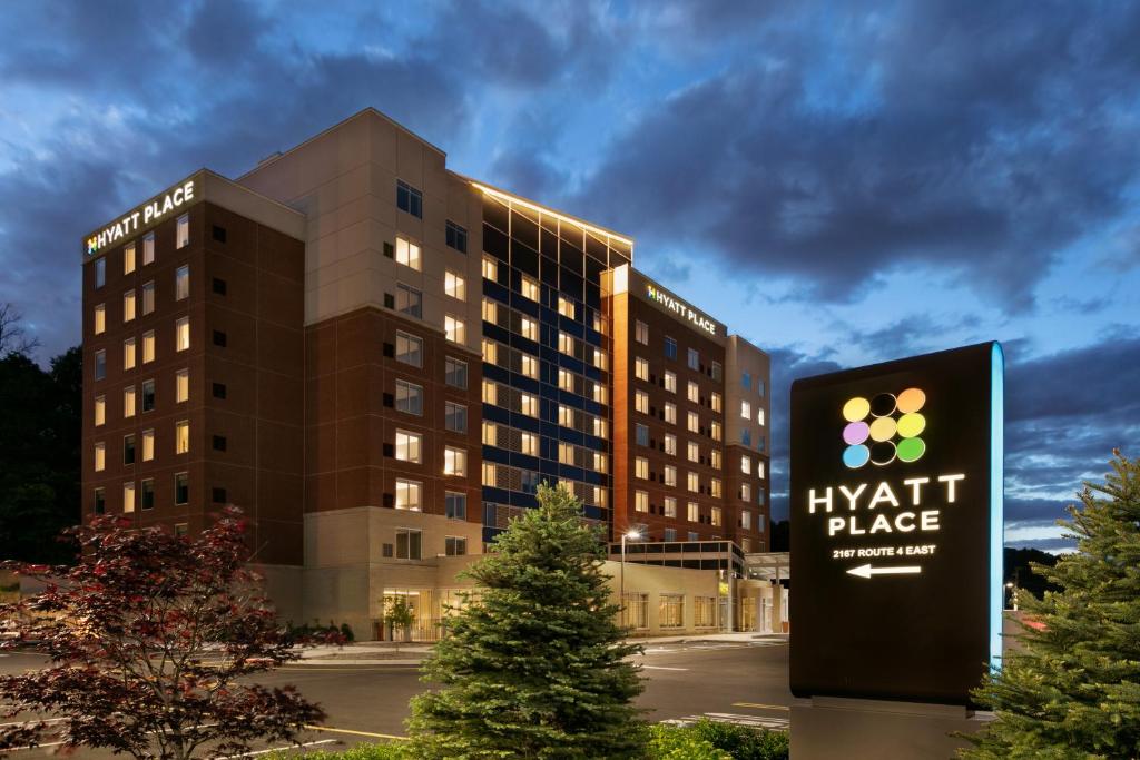 een hyatt place sign voor een gebouw bij Hyatt Place Fort Lee/George Washington Bridge in Fort Lee