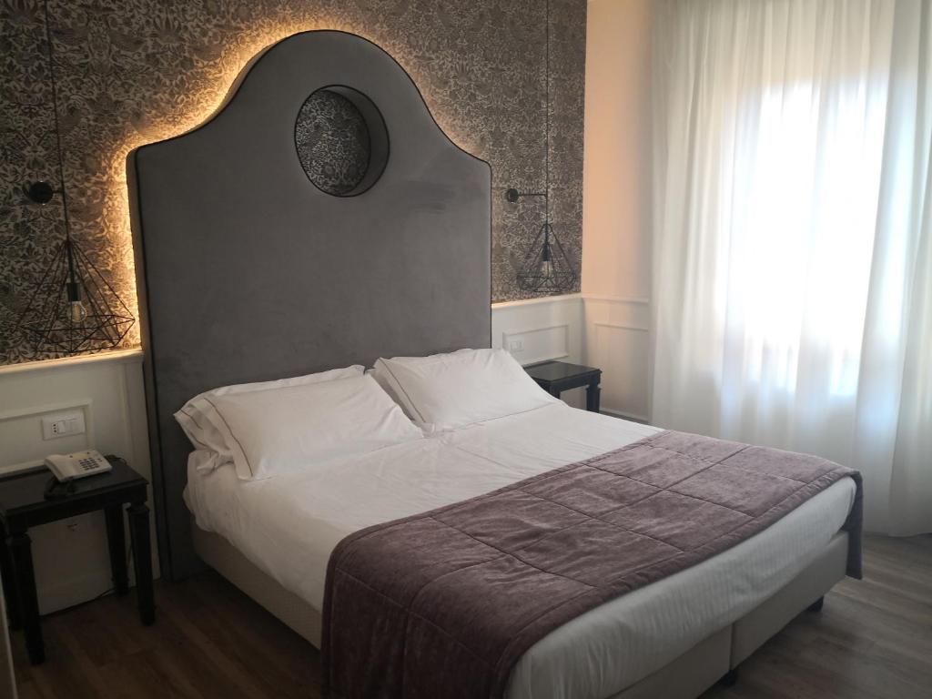 Postel nebo postele na pokoji v ubytování Hotel San Luca