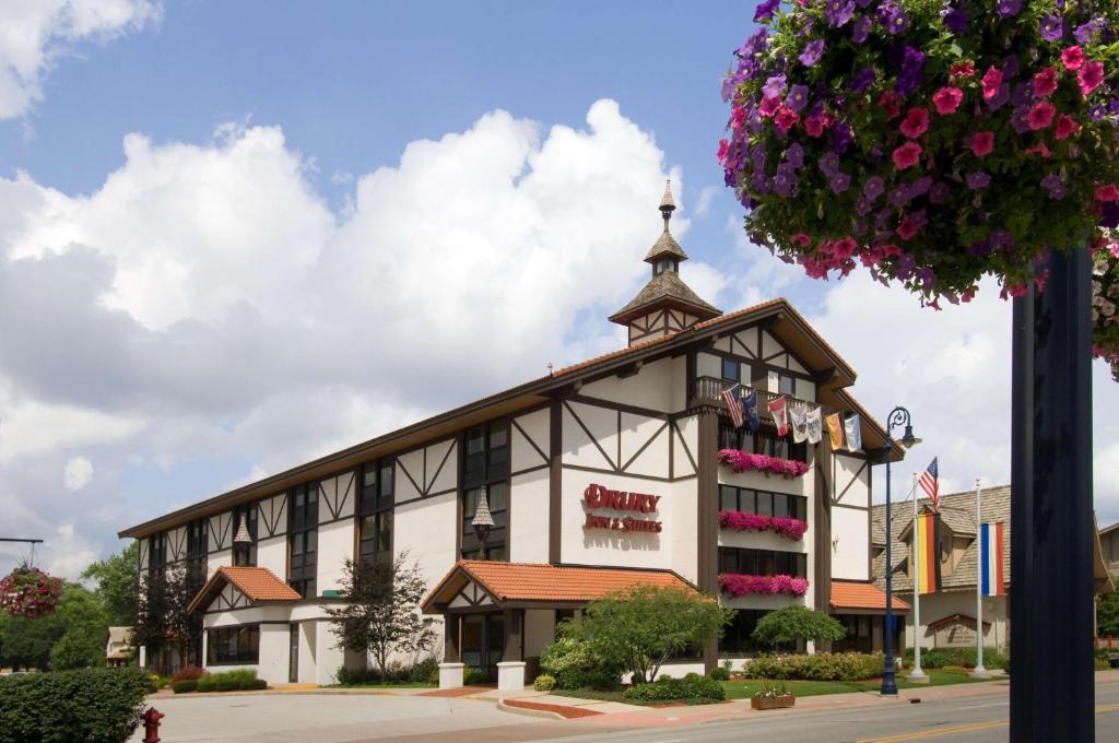 ein Gebäude mit einem Uhrturm darüber in der Unterkunft Drury Inn & Suites Frankenmuth in Frankenmuth