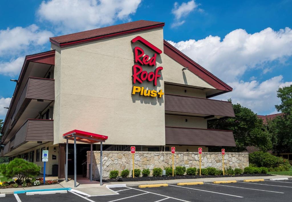 een gebouw met een rood dak en een bord erop bij Red Roof Inn PLUS+ Secaucus - Meadowlands in Secaucus