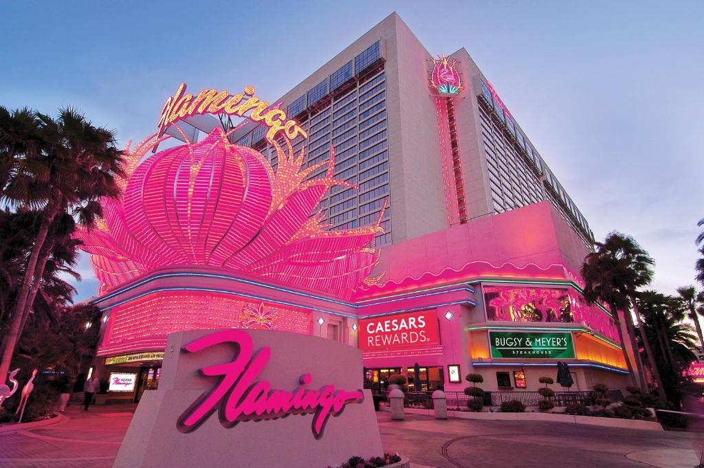 un grande edificio con un cartello illuminato di fronte di Flamingo Las Vegas Hotel & Casino a Las Vegas