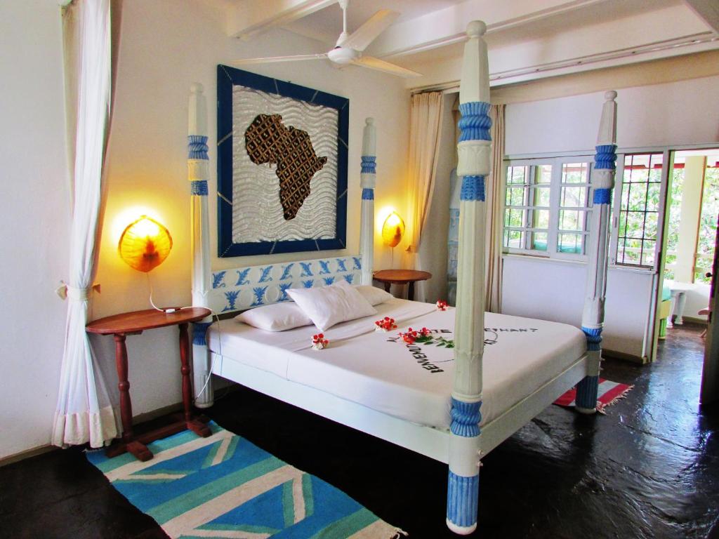 Uma cama ou camas num quarto em White Elephant Sea Lodge