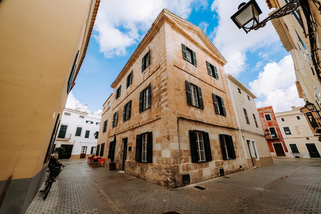 een oud bakstenen gebouw in een stadsstraat bij Hotel Artemisia in Ciutadella