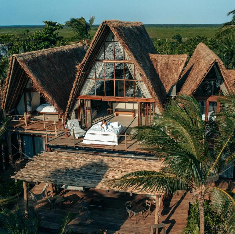 - une vue aérienne sur une maison au toit de chaume dans l'établissement La Valise Tulum, member of Small Luxury Hotels, à Tulum