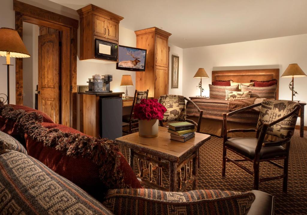 Гостиная зона в Parkway Inn of Jackson Hole