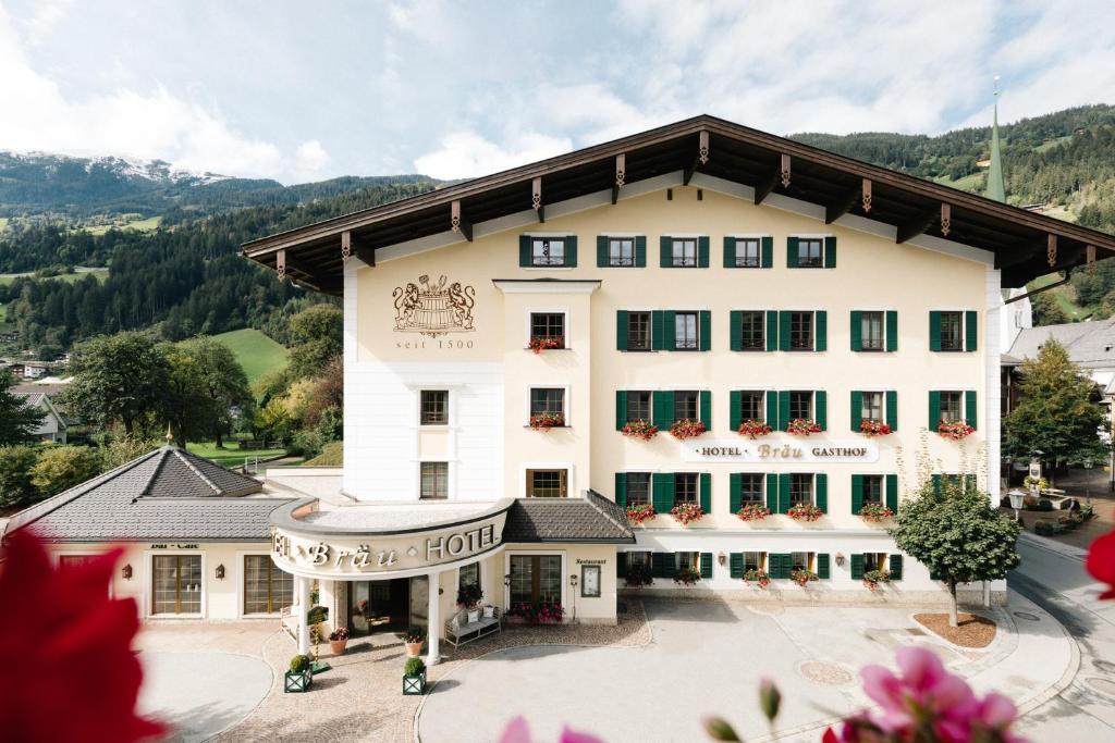 a large white building with a lot of windows at Hotel Bräu in Zell am Ziller