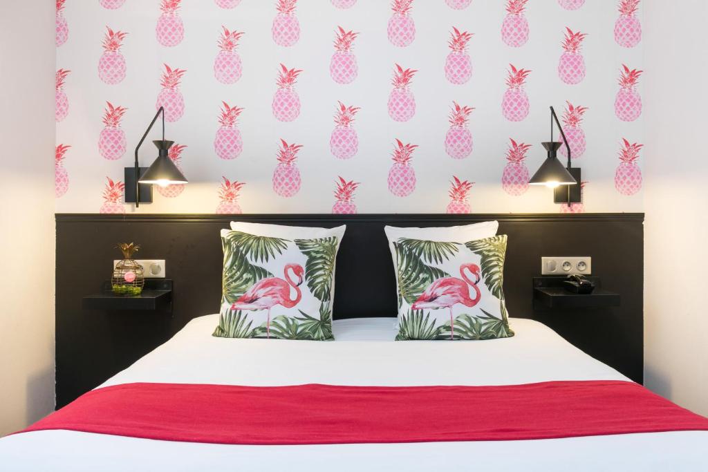 ein Schlafzimmer mit einem Bett mit einer rosa Flamingo-Tapete in der Unterkunft Hotel Marsiho by Happyculture in Marseille