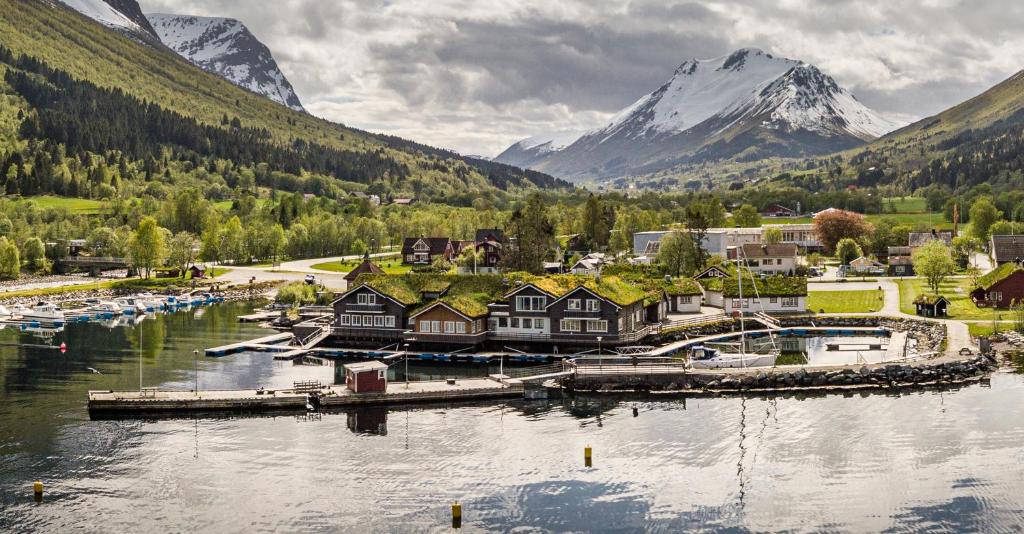 un villaggio su un lago con montagne sullo sfondo di Sagafjord Hotel - by Classic Norway Hotels a Sæbø