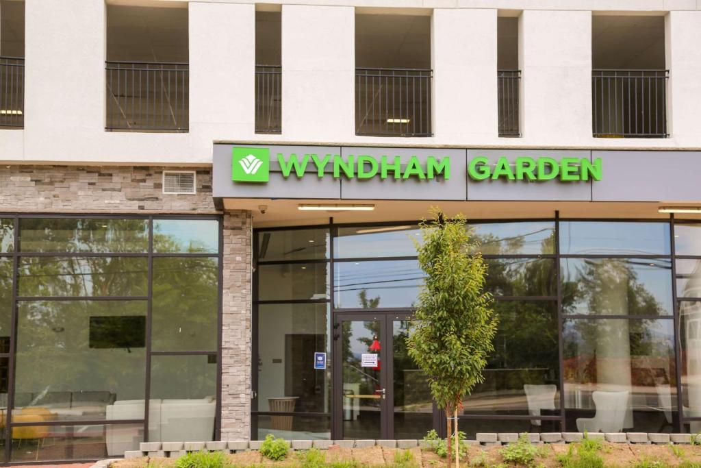 een gebouw met een bordje voor een wandham rasp bij Wyndham Garden North Bergen - Secaucus in North Bergen