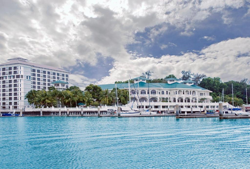 un gran edificio junto a una gran masa de agua en Avillion Admiral Cove, en Port Dickson