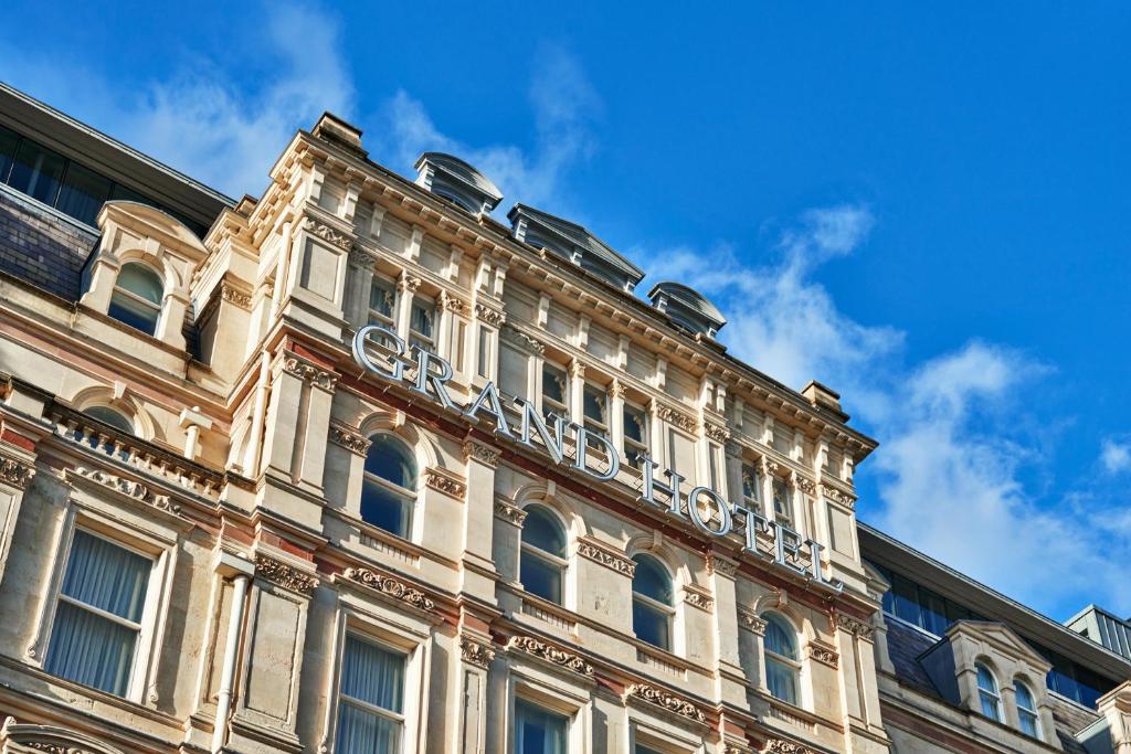 The Grand Hotel Birmingham في برمنغهام: مبنى كبير مع شرفة على جانبه