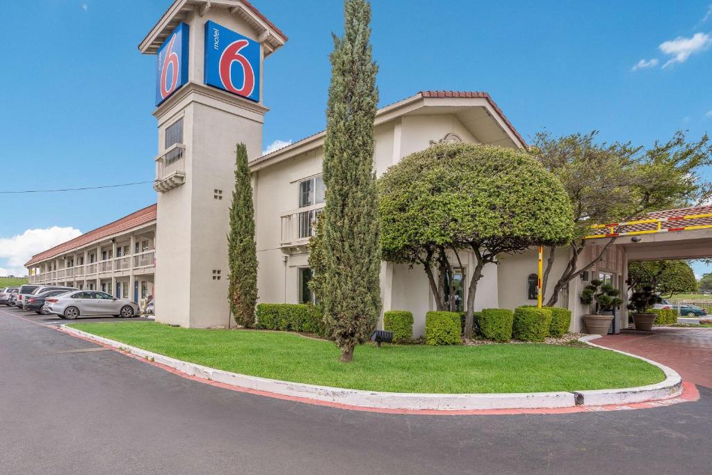 een gebouw met een klokkentoren ervoor bij Motel 6-Dallas, TX - Market Center in Dallas