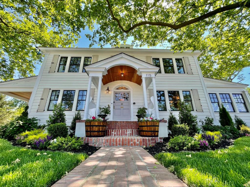 een wit huis met een pad ervoor bij Buttonwood Boutique Hotel in West Cape May