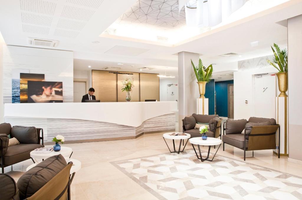 eine Lobby eines Hotels mit Sofas und Tischen in der Unterkunft Residhome Marseille in Marseille