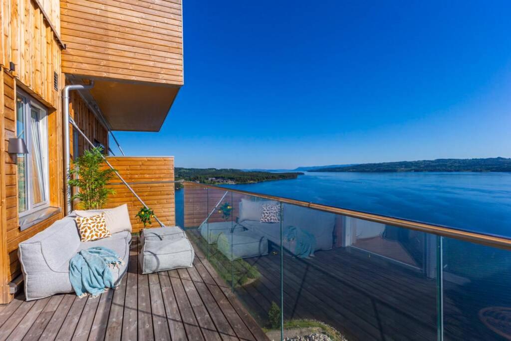 balcone con vista su una cassa d'acqua di Mjøssuite with lovely view a Ringsaker