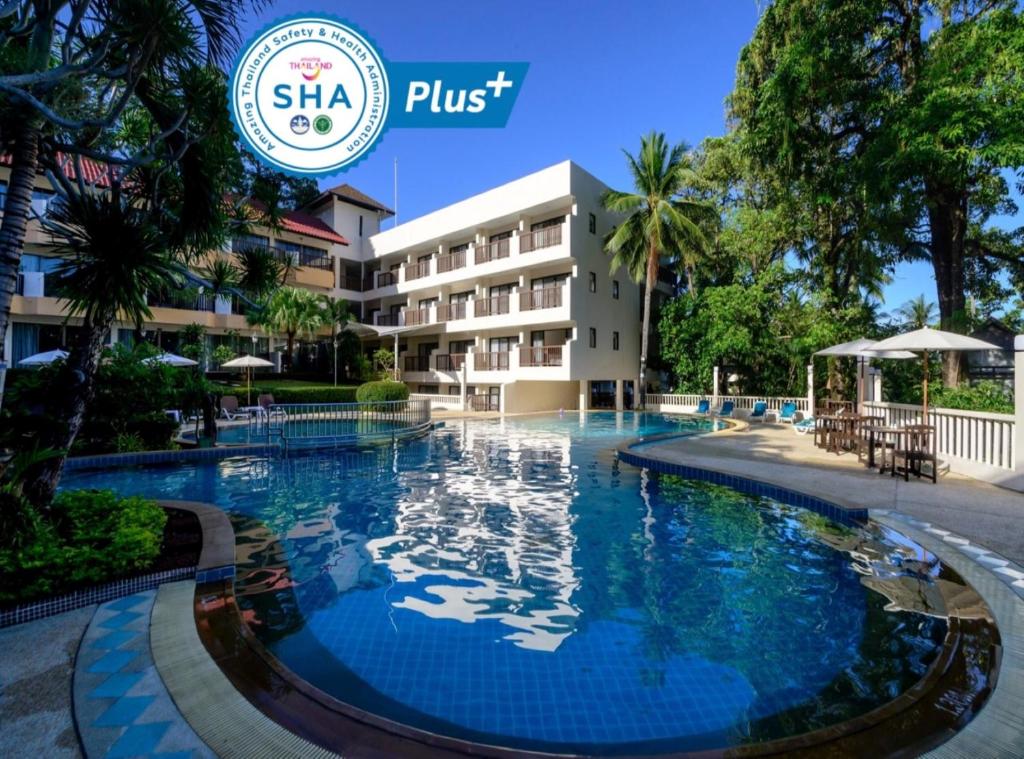 uma piscina em frente ao hotel em Patong Lodge Hotel - SHA Extra Plus em Patong Beach