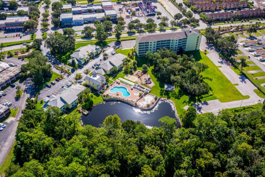 uma vista aérea de um parque com uma piscina e um edifício em Barefoot Suite em Orlando