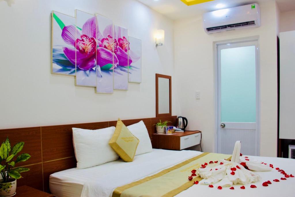 Giường trong phòng chung tại Phuc Con Son Hotel