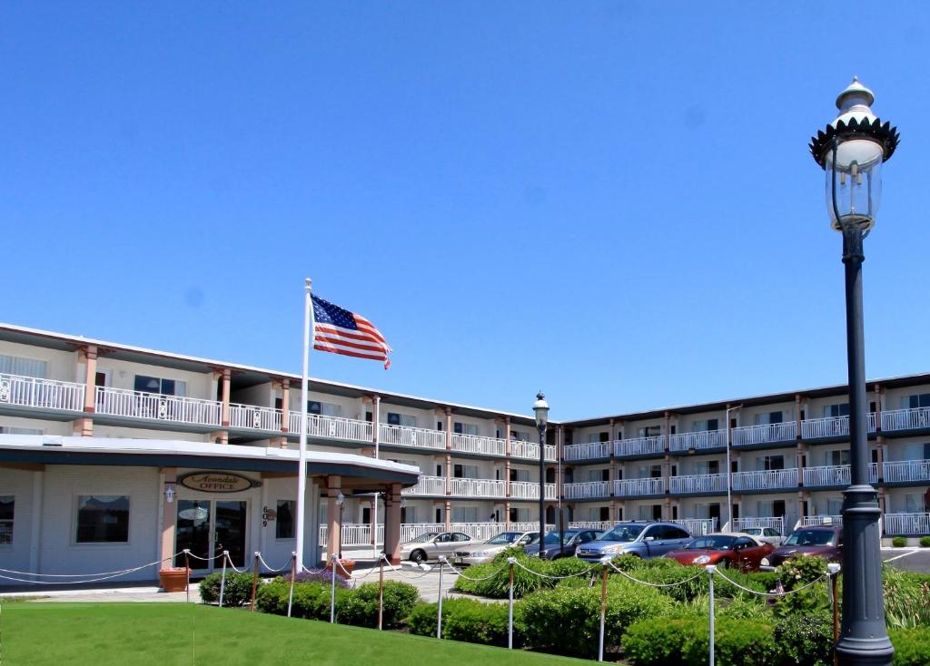 een hotel met een Amerikaanse vlag ervoor bij Avondale by the Sea in Cape May