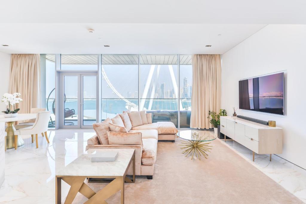 sala de estar con sofá y TV en Luxury 2 BR Beachfront Apt w stunning sea view, en Dubái