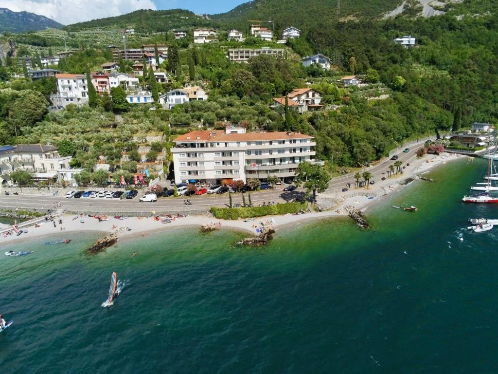 z góry widok na plażę z ludźmi w wodzie w obiekcie Torbole Aparthotel w orbole