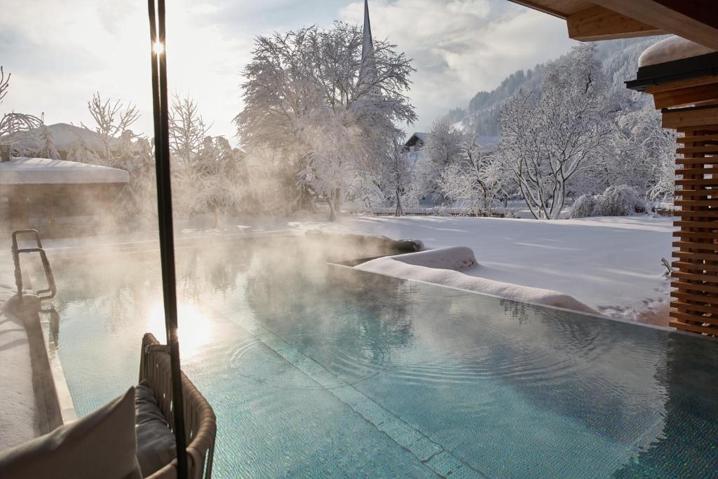 a hot tub with snow on the ground at MalisGarten Green Spa Hotel in Zell am Ziller