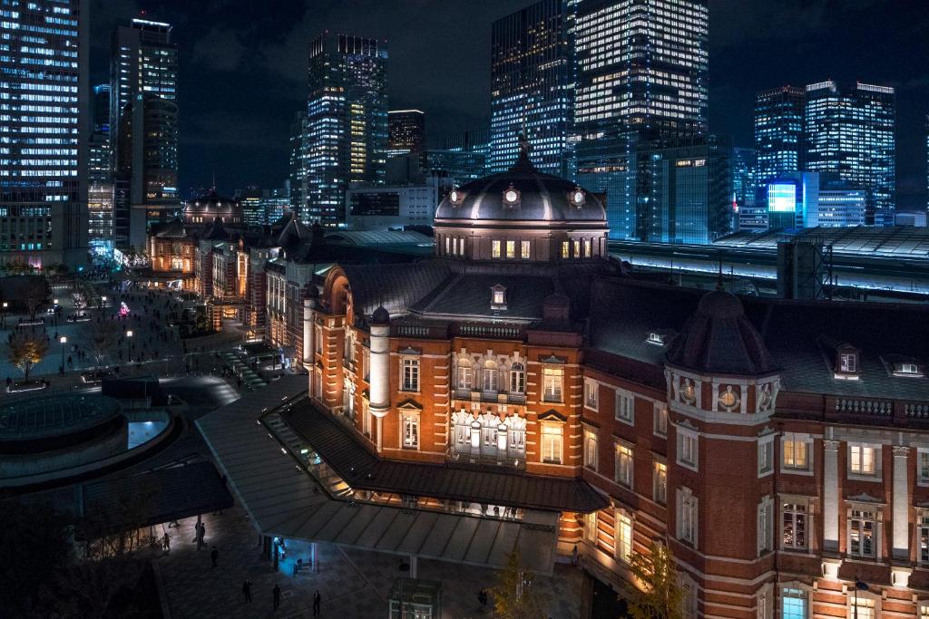 un edificio con luces encendidas en una ciudad por la noche en The Tokyo Station Hotel, en Tokio