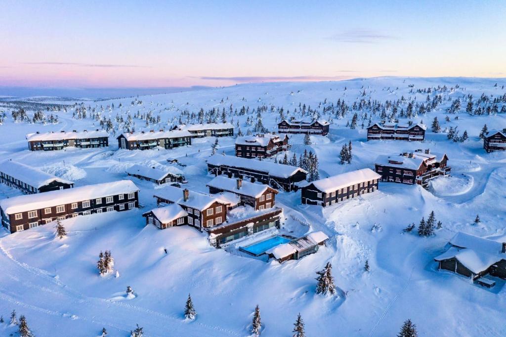 an aerial view of a resort in the snow at Ilsetra Hotell in Hafjell