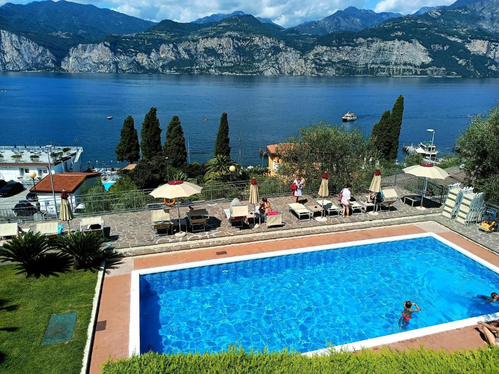 une grande piscine avec vue sur le lac dans l'établissement Hotel Capri, à Malcesine