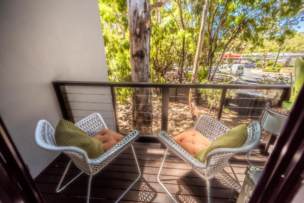 Balkoni atau teres di MARGARET FOREST RETREAT Apartment 129 - Located within Margaret Forest, in the heart of the town centre of Margaret River, spa apartment!