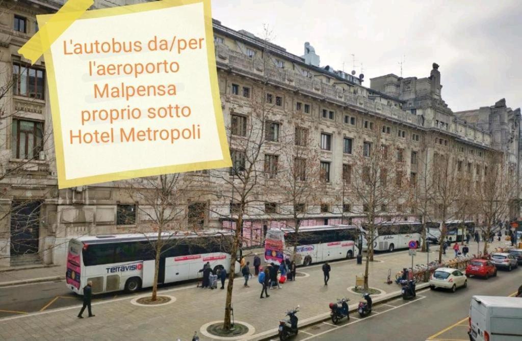 un groupe de bus garés devant un bâtiment dans l'établissement CSI Group - Hotel Metropoli, à Milan