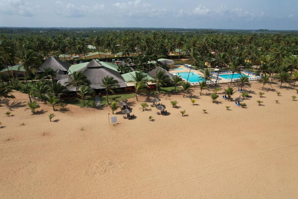 z powietrza widok na ośrodek na plaży w obiekcie Casa Del Papa Resort & SPA w mieście Azizacoue