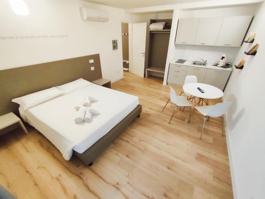 een slaapkamer met een bed en een tafel en een keuken bij City Gallery Apartments in Trieste