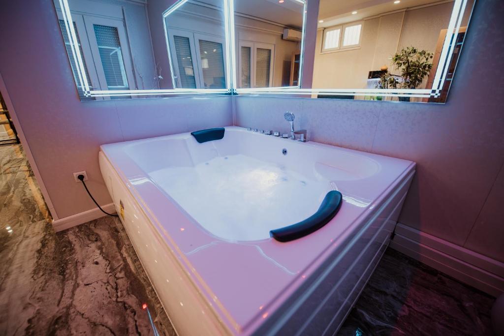 O baie la Spa Lux Apartmani