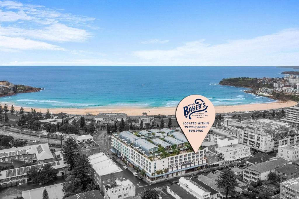 Miss Baker's Boutique Accommodation Bondi في سيدني: إطلالة علوية على مدينة بها شاطئ