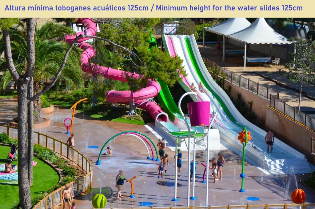 un parque acuático con un tobogán de agua en un parque en Hotel Jaime I, en Salou