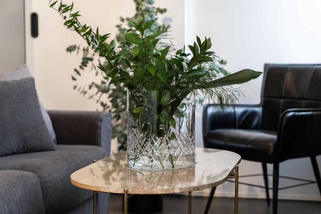 un vase de fleurs sur une table dans le salon dans l'établissement Keflavik Luxury apartment - KLA, à Keflavík