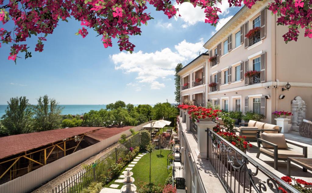 Blick auf einen Hotelbalkon mit Tischen und Stühlen in der Unterkunft Mula Hotel in Istanbul