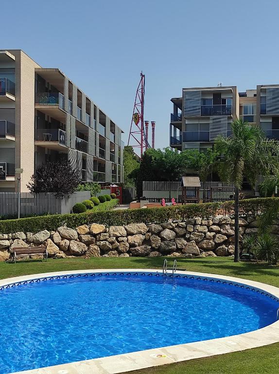 una piscina frente a un edificio de apartamentos en Paradise Village Port Aventuras, en Salou