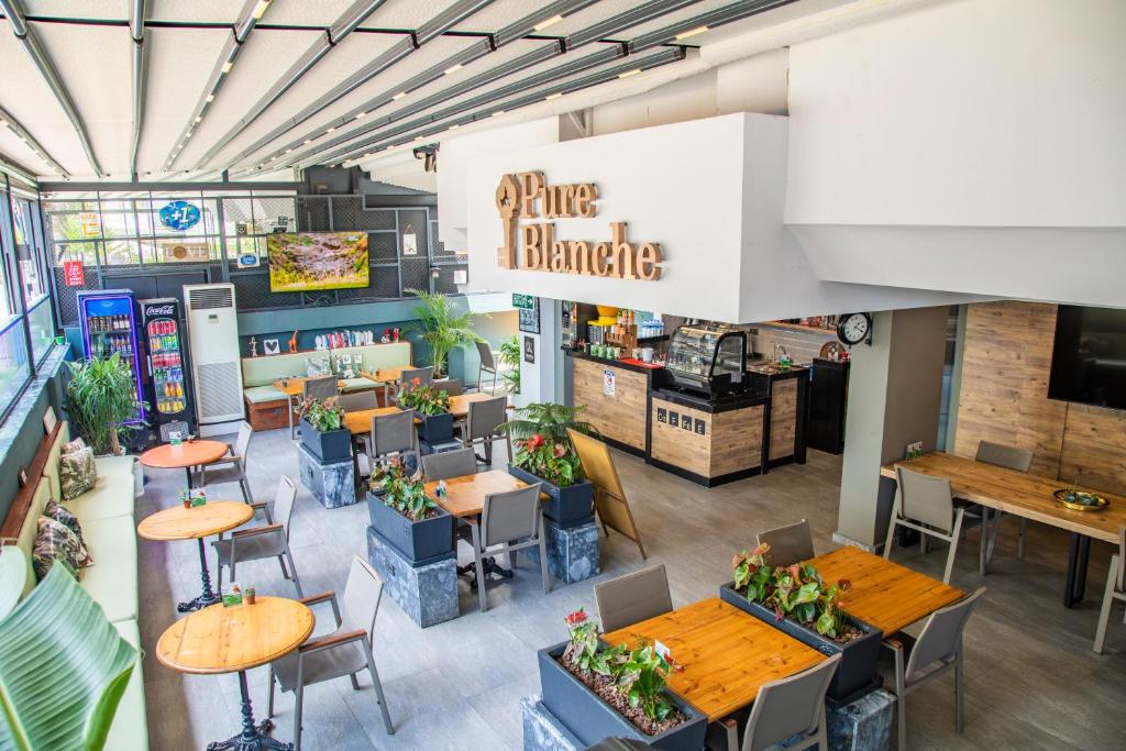 Um restaurante ou outro lugar para comer em Pure Blanche Hotel