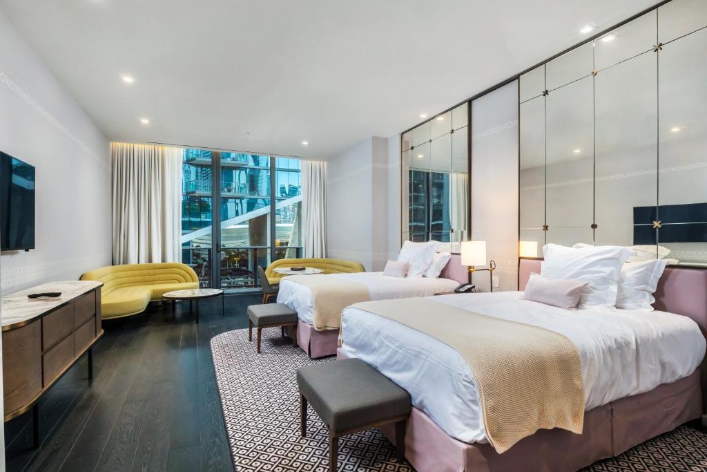 Кровать или кровати в номере Suites at SLS Lux Brickell managed by CE