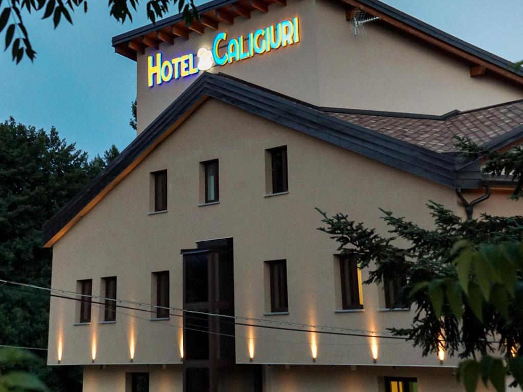 budynek z napisem na górze w obiekcie Hotel Ristorante Caligiuri w mieście Decollatura