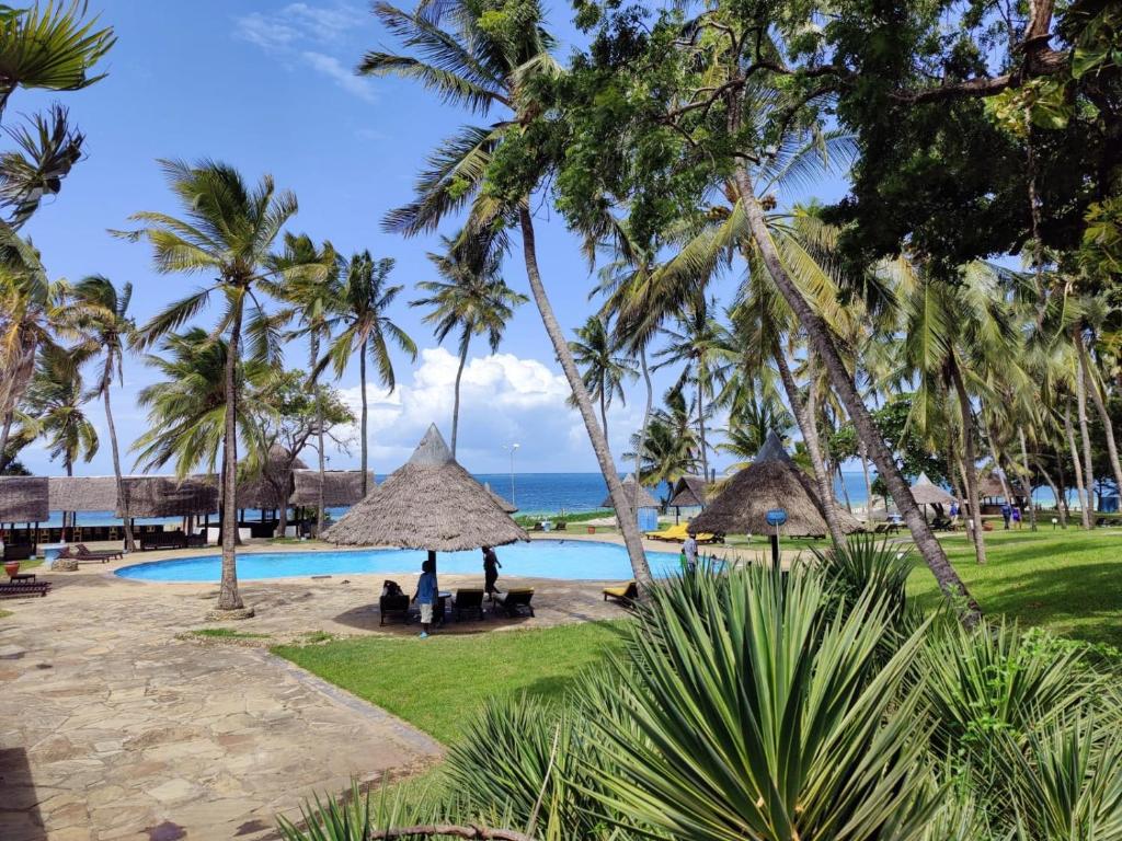 vistas a la piscina y al océano desde el complejo en Cocoa Luxury Resort, Nyali, Mombasa, en Mombasa