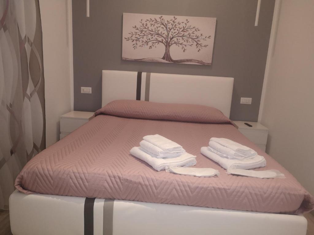 1 dormitorio con 1 cama con toallas en L'angolo di Cinzia, en Matera