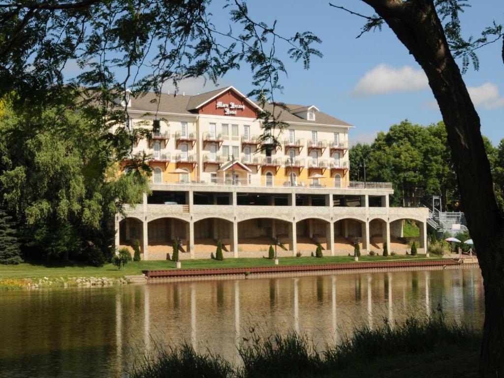 ein großes Gebäude neben einem Wasserkörper in der Unterkunft Marv Herzog Hotel in Frankenmuth