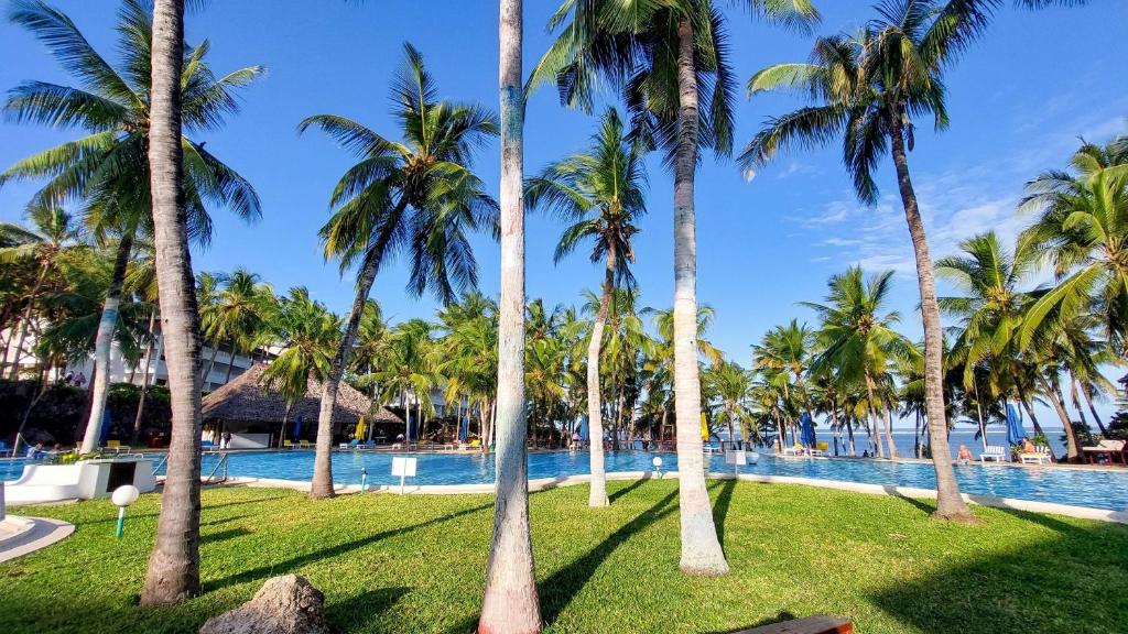 Poolen vid eller i närheten av PrideInn Flamingo Beach Resort & Spa Mombasa