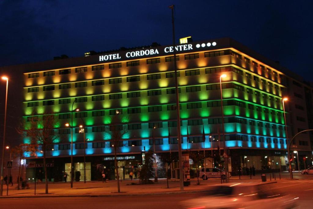 un edificio con luces verdes y azules. en Hotel Cordoba Center, en Córdoba