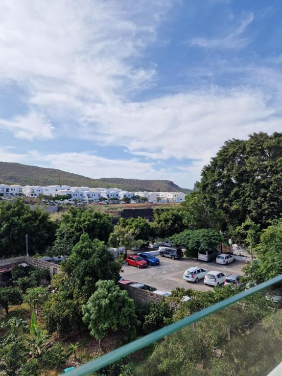 a view of a parking lot with cars parked at Alojamientos Agaete Pueblo Nº4 y Nº5 in Agaete