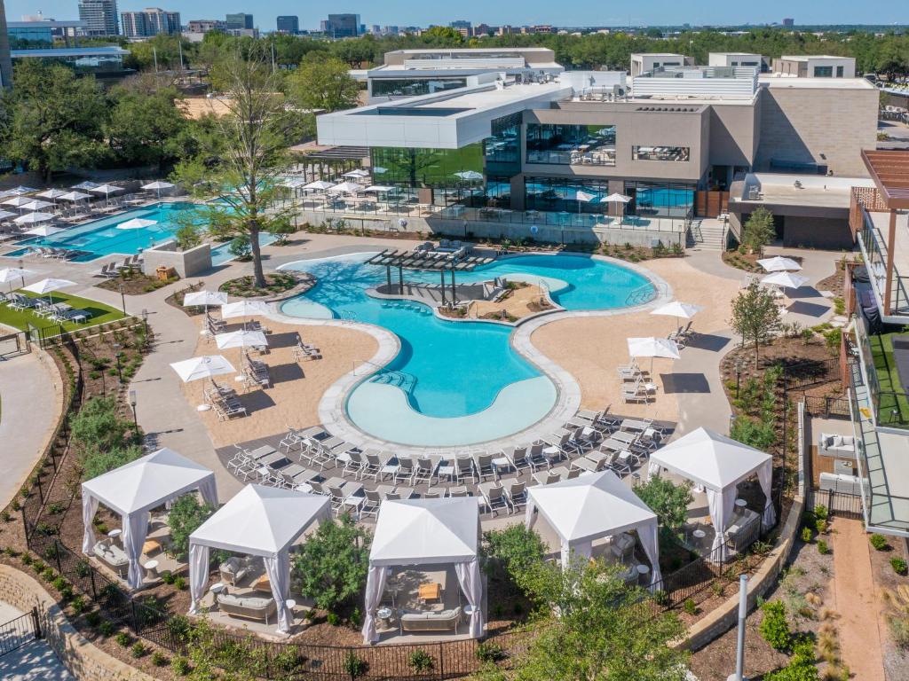 een luchtzicht op een zwembad in een resort bij Drey Hotel in Dallas